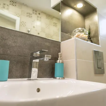 View With 2 Bedrooms And Free Garage *